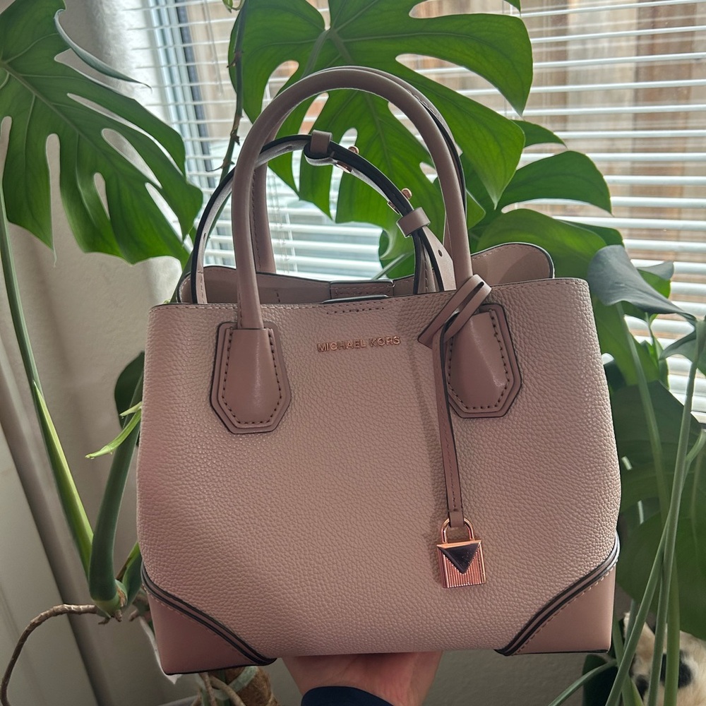 Michael Kors hand bag/side purse with attachable strap